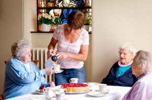 Kaffeetrinken im Speisesaal     